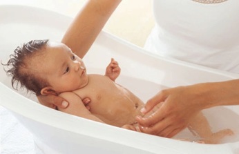 Tắm rửa thường xuyên cho bé sơ sinh+